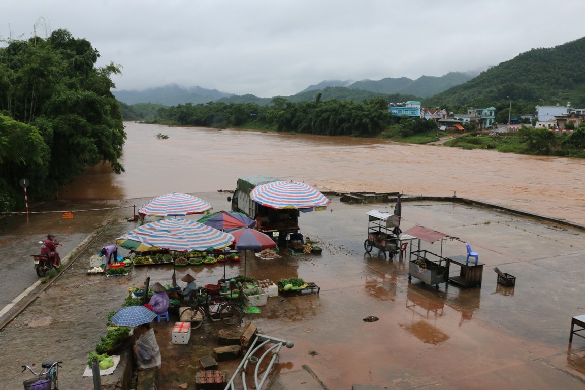 Hiện nay, nước trên sông Ba Chẽ đang rút rất nhanh (ảnh chụp tại chợ trung tâm thị trấn).
