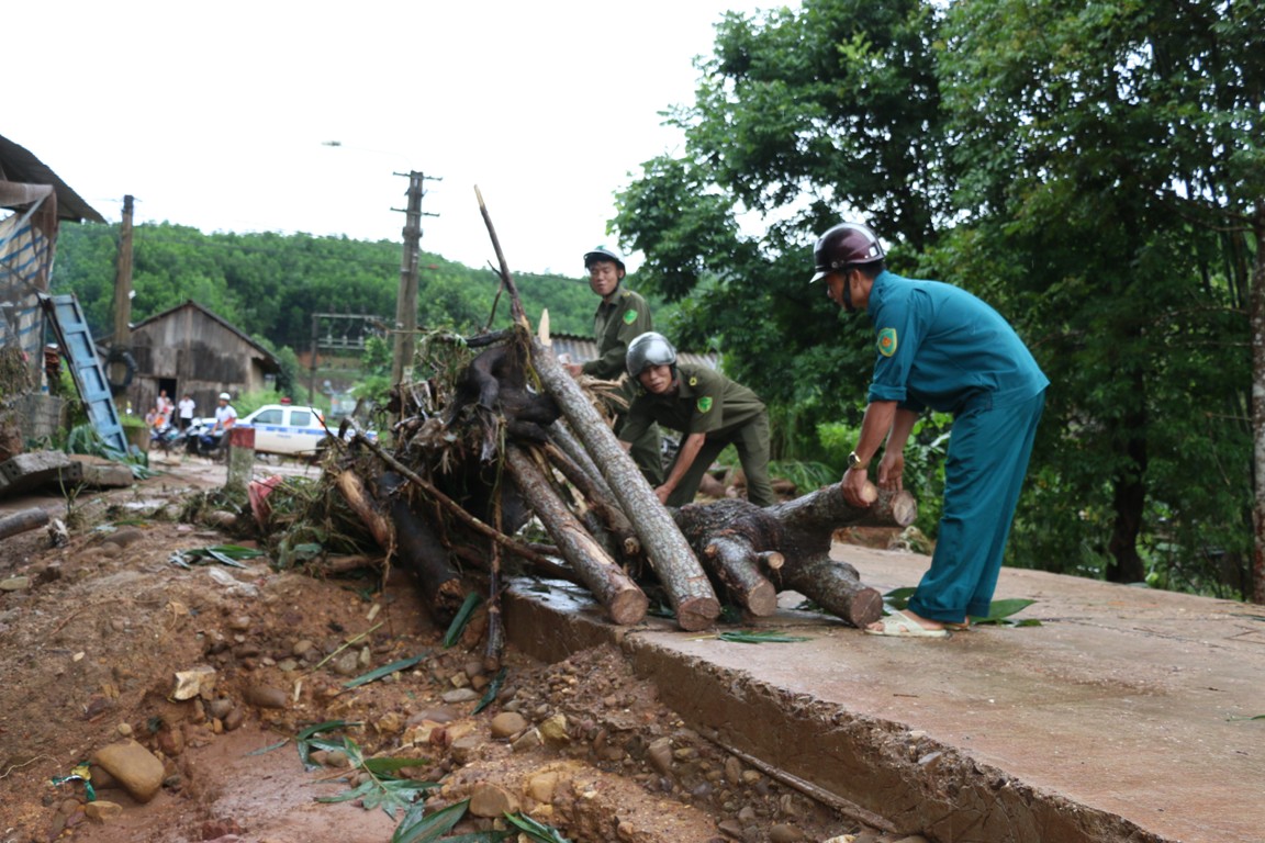 Huyện đang tập trung huy động lực lượng khắc phục hậu quả cho xã Lương Mông.