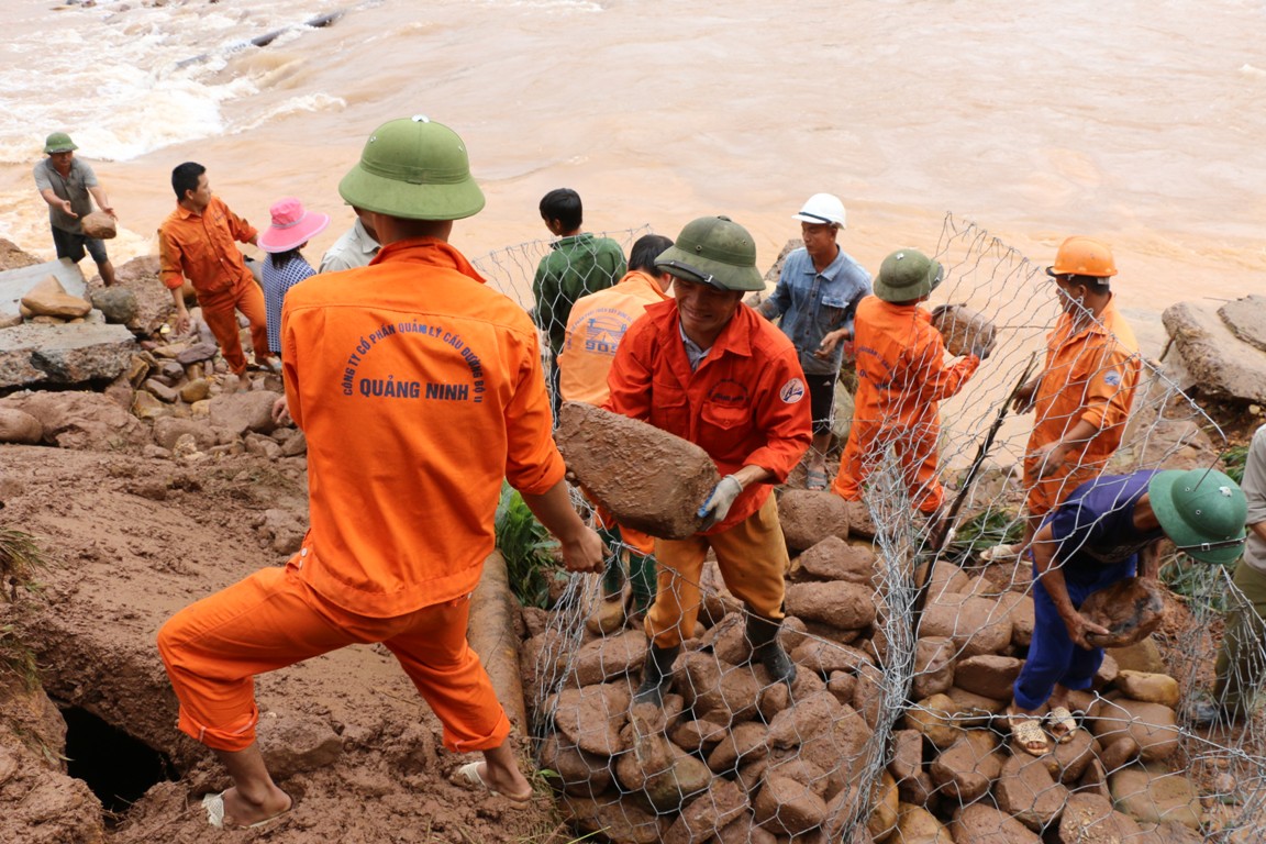 Ba Chẽ: Huy động hàng trăm nhân lực cùng người dân khẩn trương khắc phục hậu quả mưa lũ