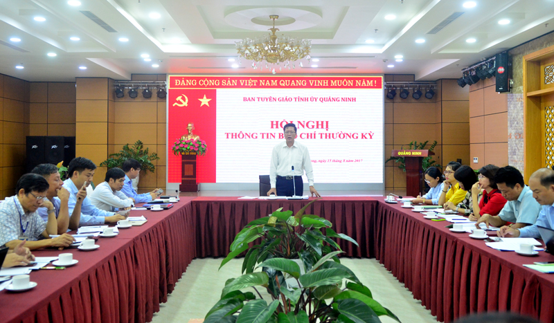Đồng chí Phạm Hồng Cẩm, Phó Trưởng Ban Thường trực Ban Tuyên giáo Tỉnh uỷ phát biểu tại hội nghị.