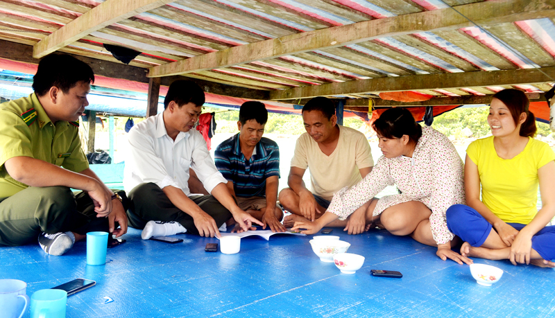Cán bộ Ban Quản lý Vườn quốc gia Bái Tử Long gặp gỡ các ngư dân để tuyên truyền, kiểm tra việc thực hiện phương án chia sẻ lợi ích nguồn lợi thuỷ sản.