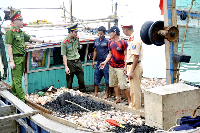 Công an huyện Cô Tô vận động ngư dân tại địa phương thực hiện phong trào Toàn dân bảo vệ ANTQ.