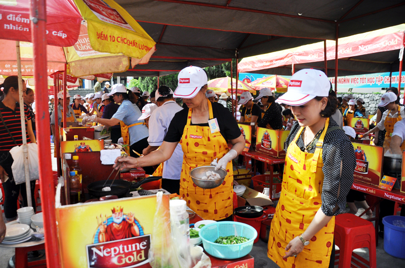 Hội LHPN TP Hạ Long phối hợp với nhãn hàng dầu ăn cao cấp NeptuneGold tổ chức Hội thi nấu ăn “Gia đình điểm 10”. Ảnh: NGUYỄN DUNG