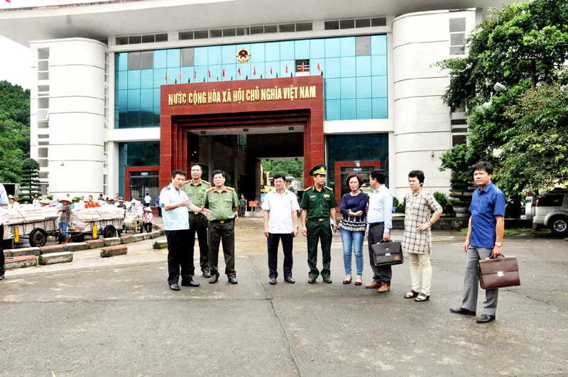 Đoàn công tác của Bộ Ngoại giao kiểm tra hoạt động tại khu vực Cửa khẩu Bắc Phong Sinh.