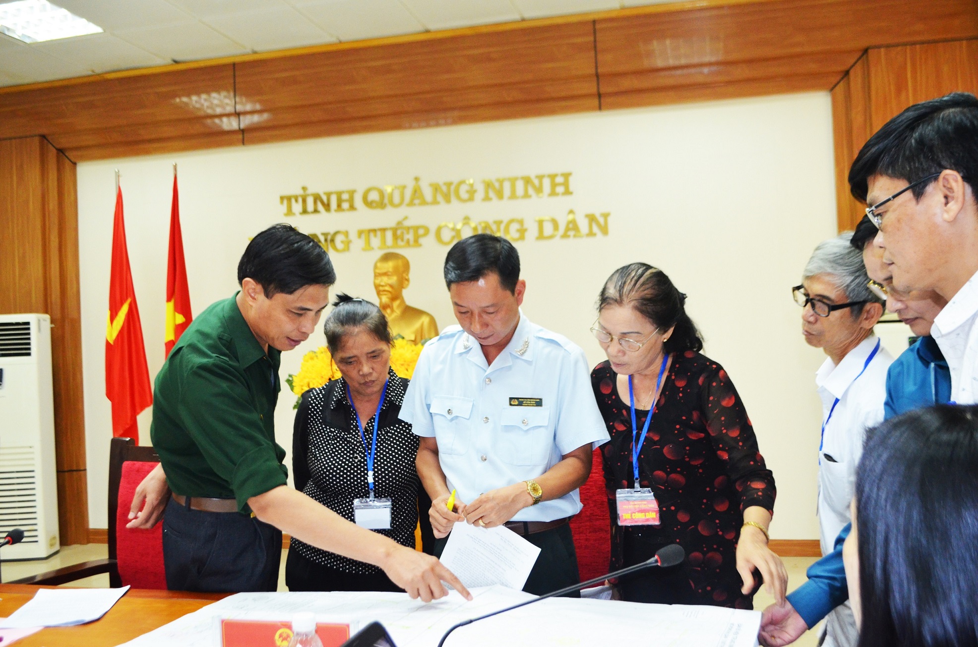Đồng chí Vũ Văn Diện, Phó Chủ tịch UBND tỉnh trao đổi với công dân về nội dung kiến nghị
