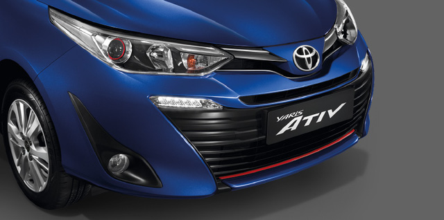 So với Vios, Toyota Yaris Ativ sở hữu một số điểm riêng như dấu hiệu nhận biết. Có thể kể đến lưới tản nhiệt dưới cỡ lớn, gần như chiếm trọn phần đầu xe. Bên trên là lưới tản nhiệt nhỏ, kết hợp với cụm đèn pha tạo thành hình chữ V quen thuộc của xe Toyota. Ngoài ra, Toyota Yaris Ativ còn được trang bị dải đèn LED định vị ban ngày nằm ngang ngay dưới đèn pha.