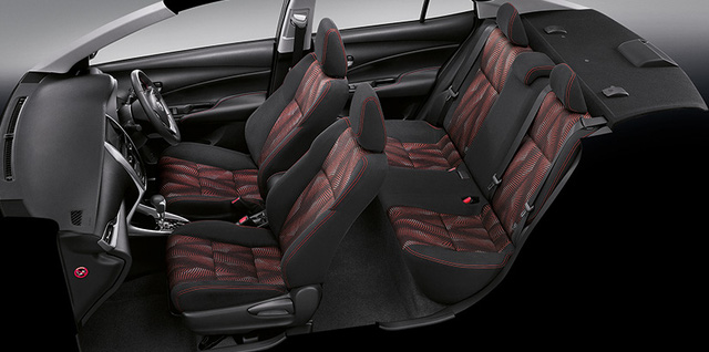 Bên trong Toyota Yaris Ativ xuất hiện ghế và mặt cửa bọc nỉ tiêu chuẩn. Ở một số bản trang bị sẽ có thêm mặt cửa bọc da với chỉ khâu màu đỏ. Nội thất của Toyota Yaris Ativ có 2 tùy chọn màu là đen và be.
