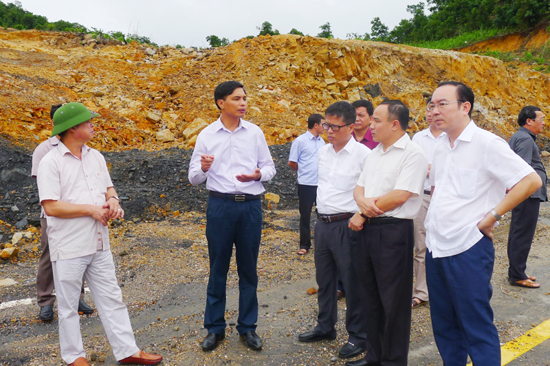 Phó Chủ tịch UBND tỉnh Vũ Văn Diện chỉ đạo khắc phục sự cố sạt lở đất tại Vân Đồn