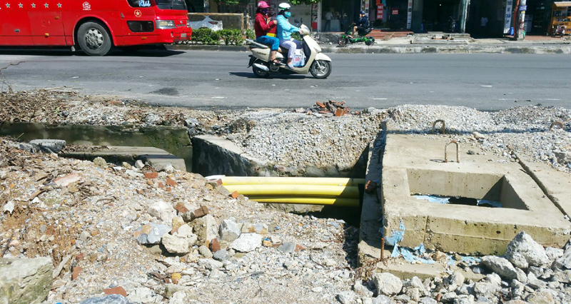Trước cửa Trung tâm điện máy HC thuộc tổ 5, khu 8, phường Hồng Hà, TP Hạ Long, có một miệng cống nằm ngay trên vỉa hè nhưng không có nắp đậy, biển báo nguy hiểm.