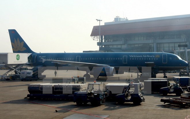 Vận chuyển hàng hóa lên máy bay của Vietnam Airlines tại Cảng Hàng không Nội Bài, Hà Nội. (Ảnh: Huy Hùng/TTXVN)