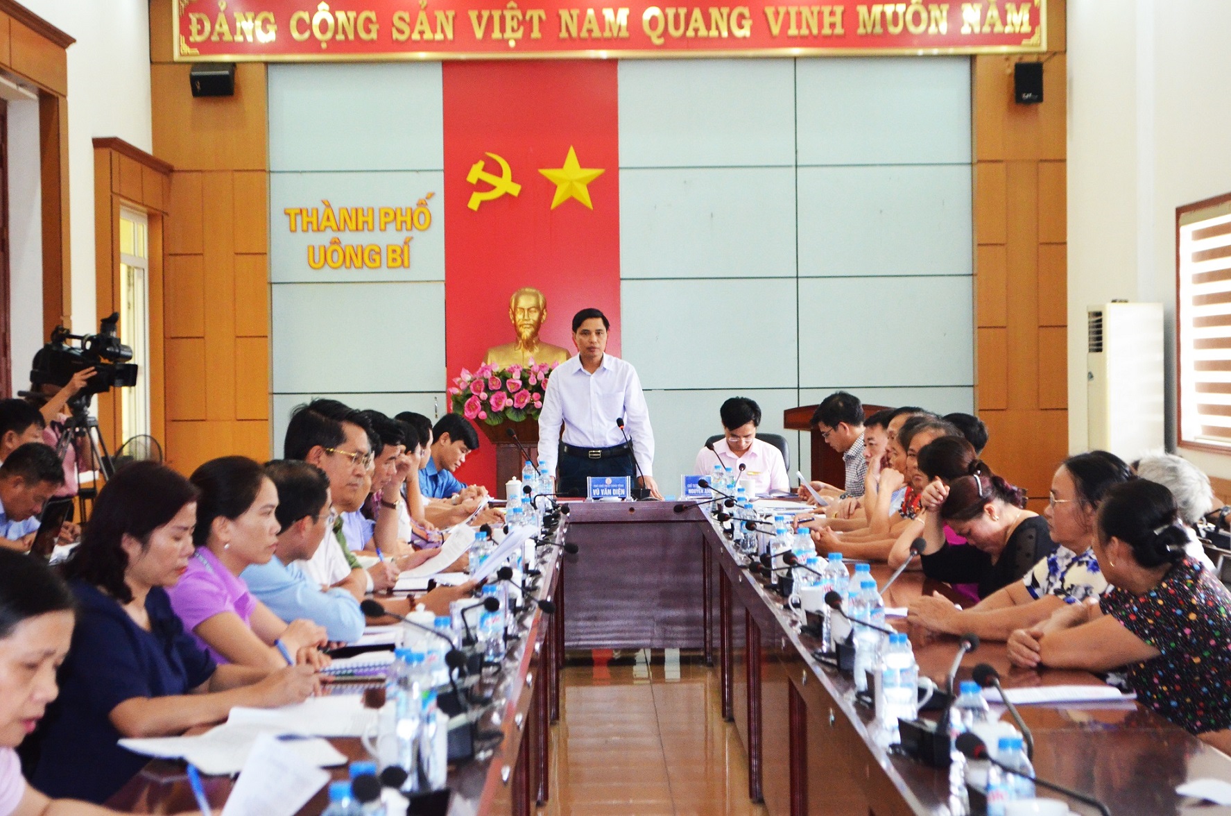 Đồng chí Vũ Văn Diện, Phó Chủ tịch UBND tỉnh chủ trì buổi đối thoại với một số hộ dân khu Tân Lập (phường Phương Đông, TP Uông Bí)
