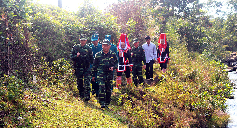 Cán bộ, chiến sĩ Đồn BP Cửa khẩu Hoành Mô phối hợp cùng Tổ tự quản đường biên, mốc giới xã Đồng Văn, huyện Bình Liêu tổ chức tuần tra đường biên.
