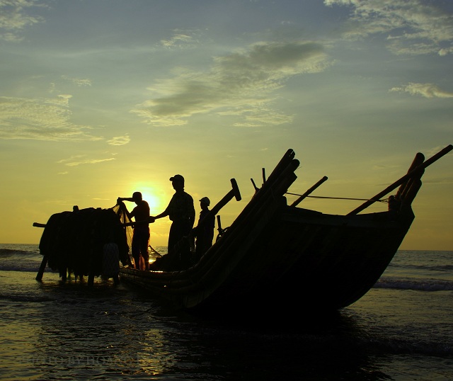 Thuyền về được kéo lên bãi để ngư dân kiểm tra lại phượng tiện đánh bắt cá cho lần sau.