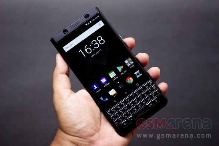 KEYone của BlackBerry có màn hình 4.5 inch với độ phân giải Full HD 1080p. Máy chạy trên nền tảng hệ điều hành Android 7.1 Nougat.