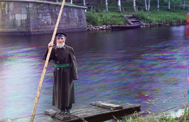 Pinkhus Karlinskii, 84 tuổi, người có thâm niên 66 năm giám sát cửa chống ngập Chernigov. Bức ảnh chụp năm 1909.
