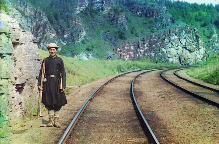 Người “bẻ ghi” trên tuyến đường sắt xuyên Siberi gần thị trấn Ust Katav trên sông Yuryuzan.