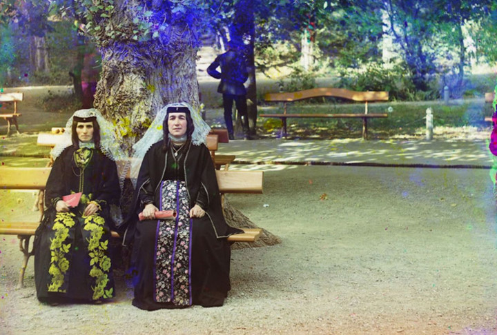 Hai phụ nữ Armenia trong trang phục truyền thống nhân một dịp lễ hội.