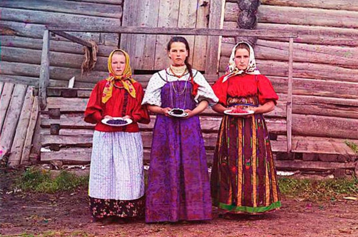 Ba cô gái trẻ tuổi cầm trên tay những đĩa hoa quả tươi mời du khách đến thăm ngôi nhà gỗ truyền thống của họ ở khu vực nông thôn dọc theo sông Sheksna, gần thị trấn Kirillov.