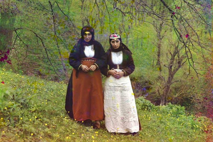 Hai phụ nữ Công giáo người Armenia trong trang phục hàng ngày.