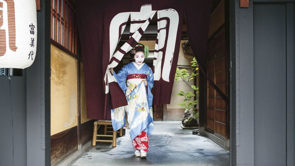 Marinig đã chụp lại được nụ cười tự nhiên và ánh nhìn tươi tắn của các maiko. Trong khi cuộc sống của các geisha được cho là hào nhoáng, các maiko tuổi từ 15 đến 20 phải trải qua con đường khắc nghiệt trước khi được đánh giá là đủ khả năng để thực hiện công việc của geisha.