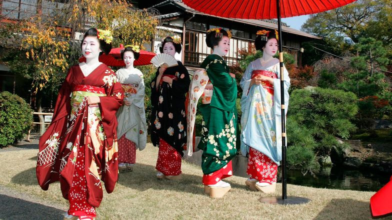 Cố đô Kyoto (794-1869) được xem là nơi khai sinh của nền văn hóa geisha và Gion là quận geisha nổi tiếng nhất. Quận này lại được chia làm 2 khu là Gion Higashi và Gion Kobu.