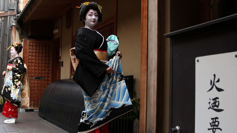Người ta có thể bắt gặp các maiko rời nhà nghỉ để tới quán trà vào khoảng 5 đến 6h chiều. Ichiriki Chaya trên phố Hanami-koji là quán trà geisha nổi tiếng nhất ở Kyoto. Tiệc trà ở đây chỉ dành cho các khách có thiệp mời.