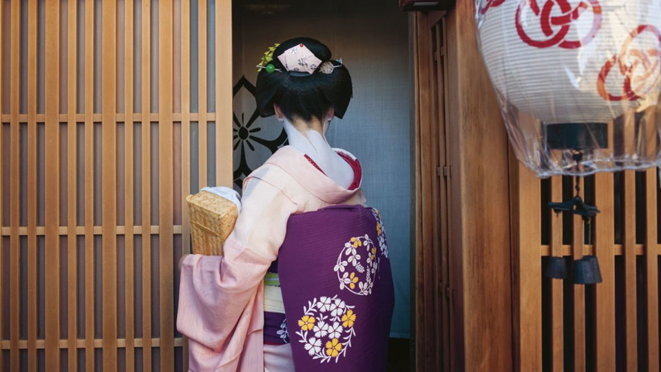 Marinig cho biết người Nhật rất tôn trọng và sẽ không làm phiền khi nhìn thấy các maiko trên phố. Trong khi đó, nhiều du khách nước ngoài lại khiến các cô gái này sợ hãi khi tìm cách chạm vào họ vì hiếu kỳ.