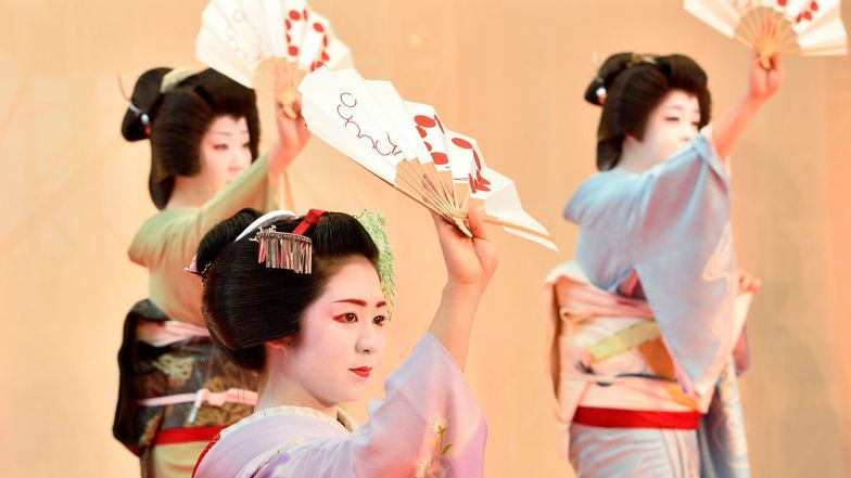 Các maiko biểu diễn điệu múa truyền thống trong một sự kiện đặc biệt ở Kyoto.