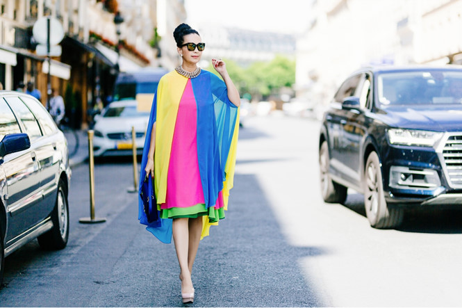 Diễm My nổi bật trên đường phố Paris trong bộ váy dáng suông rực rỡ màu sắc.