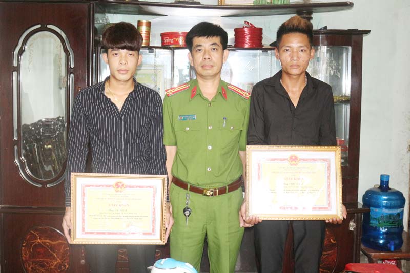 Công an huyện Bình Liêu khen thưởng 2 thanh niên