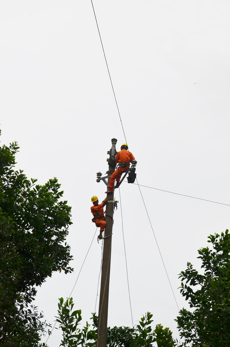 Cán bộ kỹ thuật của Điện lực Hoành Bồ khắc phục sự cố điện tại thôn Phủ Liễn, xã Đồng Sơn, huyện Hoành Bồ