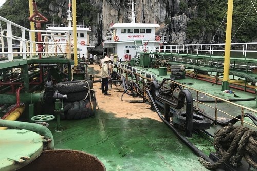 The tanker responsible for the oil spill in Ha Long on Wednesday. Photo by VnExpress/N.H.