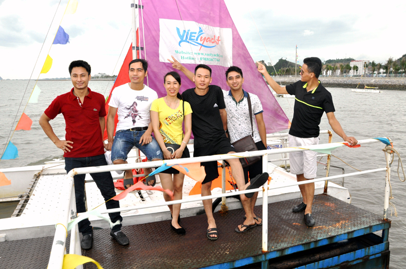 Trong hành trình trải nghiệm Vịnh Hạ Long trên thuyền buồm Catamaran, chúng tôi may mắn được cùng với những người bạn đến từ nhiều Công ty khác nhau của tỉnh Quảng Ninh. Mỗi người mỗi vẻ, mỗi người một cảm nhận, song tất cả đều hứng thú với những giá trị mà con thuyền buồm mang lại. 