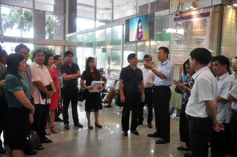 Đoàn công tác Học viện Hành chính Quốc gia tham quan mô hình hoạt động của Trung tâm Hành chính công tỉnh