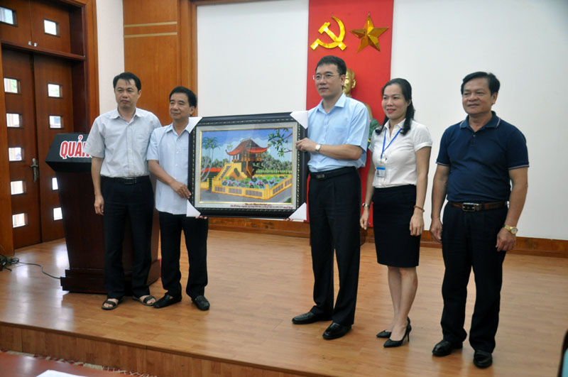 Đoàn công tác của Học viện Chính trị Quốc gia tặng quà lưu niệm cho Trung tâm Hành chính công