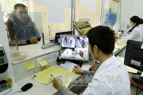 Nhân viên y tế quản lý, giám sát điều trị Methadone cho người nhiễm tại Trung tâm Phòng, chống HIV/AIDS Hải Dương. Ảnh: Dương Ngọc/TTXVN