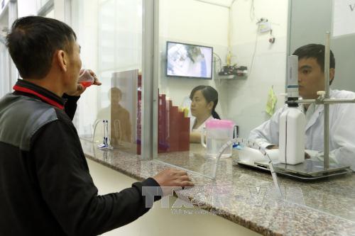 Nhân viên y tế quản lý, giám sát điều trị Methadone cho người nhiễm tại trung tâm Phòng, chống HIV/AIDS Gia Lai. Ảnh: Dương Ngọc/TTXVN