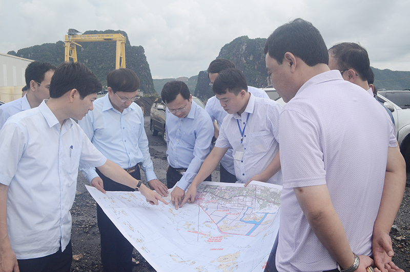 Đoàn khảo sát của Ban Kinh tế-Ngân sách HĐND tỉnh thực địa tại dự án khu neo đậu tránh trú bão TP Cẩm Phả