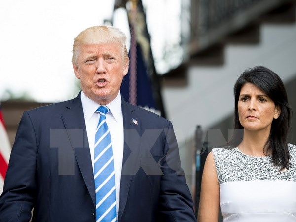 Tổng thống Mỹ Donald Trump (trái) và Đại sứ Mỹ tại LHQ Nikki Haley. (Nguồn: AFP/TTXVN)