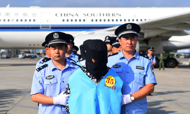 Một trong số nghi phạm Trung Quốc bị bắt giữ và dẫn độ về nước từ Fiji hôm đầu tháng 8 - Ảnh: AFP