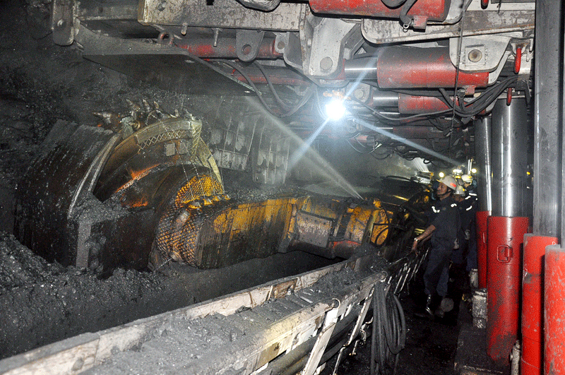 Khai thác than tại lò chợ CGH đồng bộ công suất 1,2 triệu tấn than/năm của Công ty CP Than Hà Lầm.