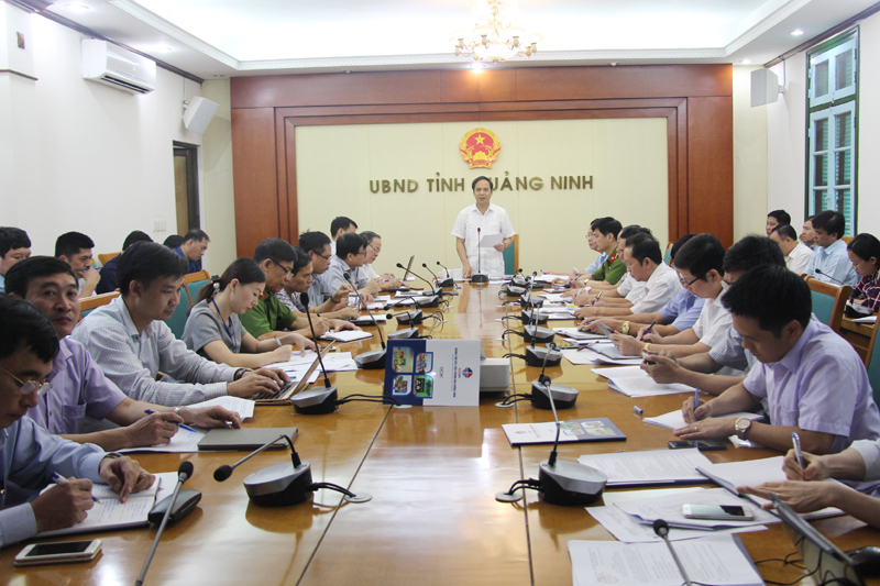 Đồng chí Đặng Huy Hậu, Phó Chủ tịch Thường trực UBND tỉnh phát biểu kết luận tại cuộc họp