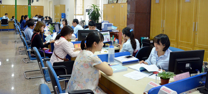 Cán bộ Trung tâm Hành chính công tỉnh giải quyết thủ tục hành chính cho người dân.
