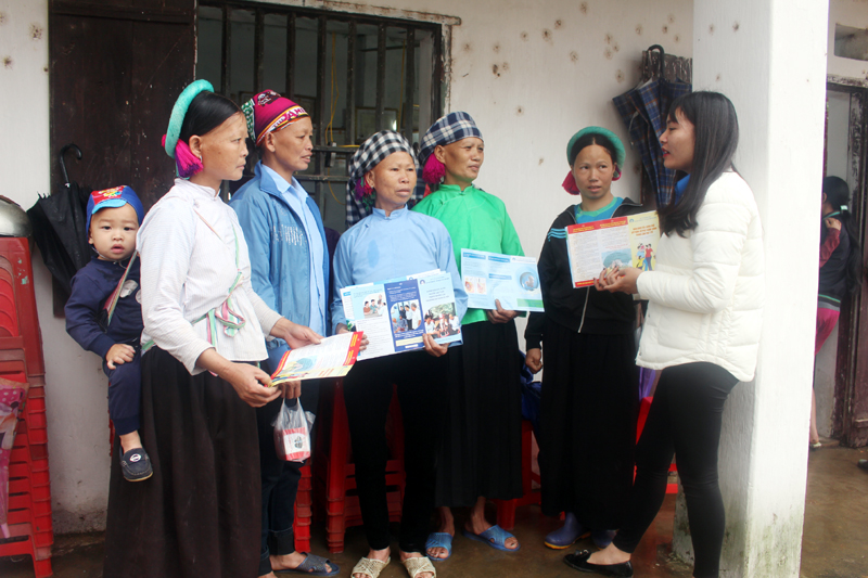 Cán bộ làm công tác dân số xã Húc Động, huyện Bình Liêu (bên phải) tuyên truyền các biện pháp kế hoạch hoá gia đình cho người dân.