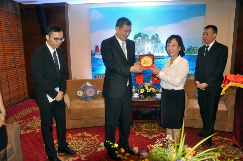 Đồng chí Vũ Thị Thu Thuỷ, Phó Chủ tịch UBND tỉnh tặng quà lưu niệm cho lãnh đạo Hải quan Nam Ninh (Trung Quốc) 