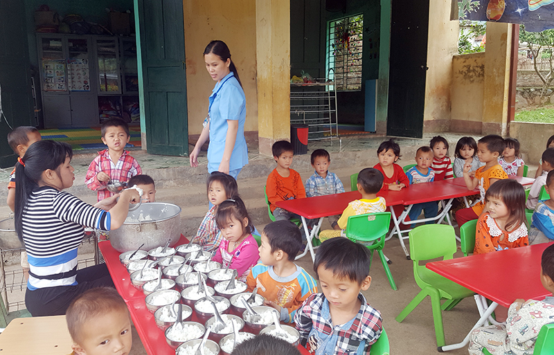 Giờ ăn trưa của trẻ em tại điểm trường Nà Pò thuộc Trường Mầm non Hoành Mô (huyện Bình Liêu).