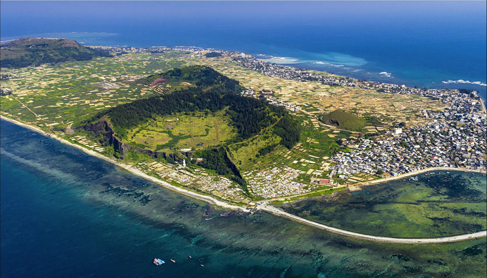 Đảo Lý Sơn còn có tên gọi khác là Cù Lao Ré, là vết tích còn lại của 5 miệng núi lửa đã tắt. Nơi đây nổi tiếng với bãi biển trong vắt, thiên nhiên hoang sơ và con người thân thiện. Ảnh: Mai Thành Chương.