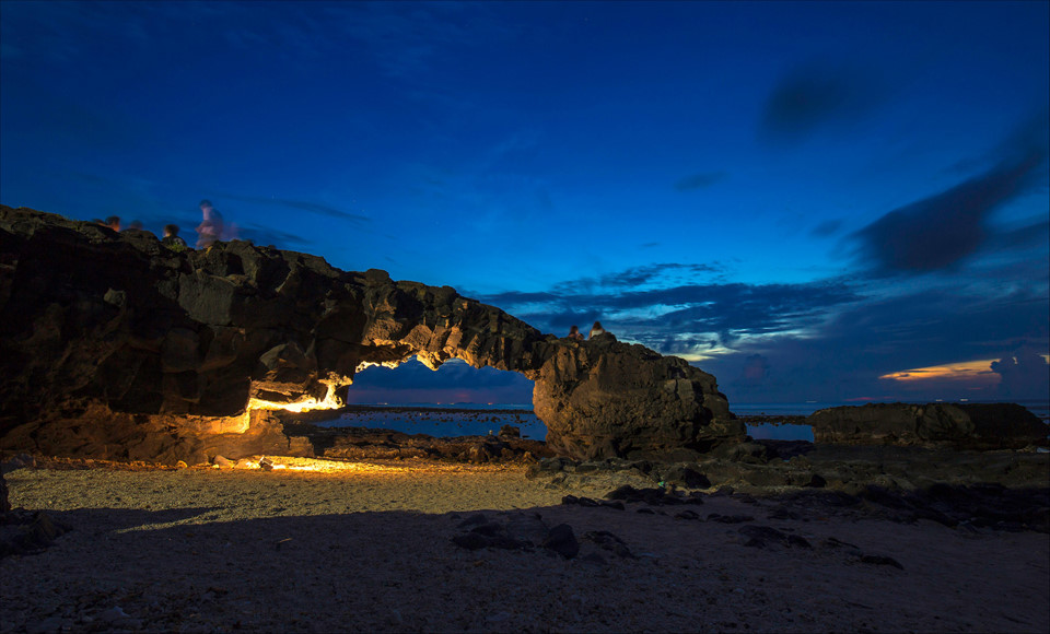 Điểm check-in nổi tiếng nhất Lý Sơn là cổng tò vò - một vòm cổng bằng đá cao khoảng 2,5 m, tuyệt tác kiến tạo địa chất của tự nhiên. Theo các nhà khoa học, cổng tò vò được hình thành từ nham thạch do hoạt động của núi lửa trên hòn đảo trước kia. Đây cũng là nơi đón bình minh và hoàng hôn lý tưởng ở Lý Sơn. Ảnh: Hop Nguyenvan.
