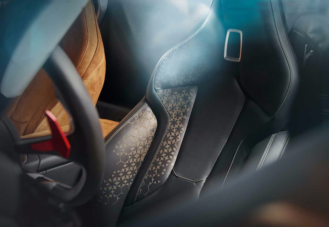 Điều thú vị là nội thất của BMW Z4 Concept được phối 2 màu. Trong đó, ghế lái được bọc bằng Alcantara màu đen, tương tự một nửa bảng táp-lô. Riêng ghế phụ lái lại được bọc màu cam 
