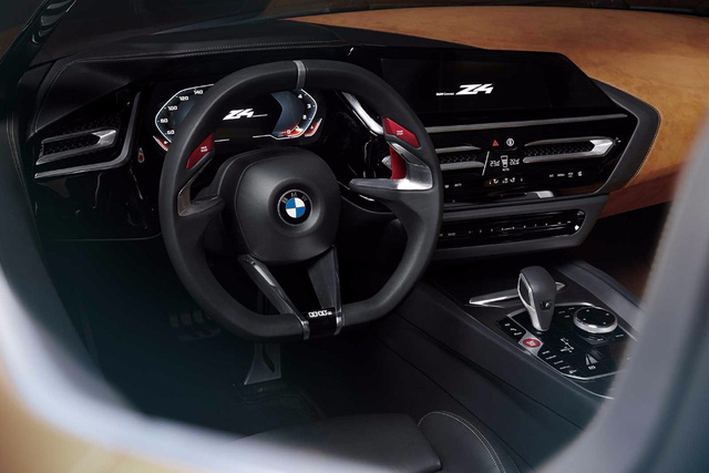 Ở cụm điều khiển trung tâm của BMW Z4 Concept xuất hiện màn hình như máy tính bảng. Bên dưới là nút điều khiển hệ thống điều hòa theo đúng truyền thống của gia đình BMW. Đằng sau vô lăng xuất hiện bảng đồng hồ kỹ thuật số toàn phần. Ngoài ra, trên vô lăng còn có một màn hình nhỏ khác, có lẽ để hiển thị những thông tin như tốc độ và thời gian hoàn thành vòng đua.
